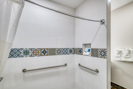 Villa 1565 - King suite accessible bath